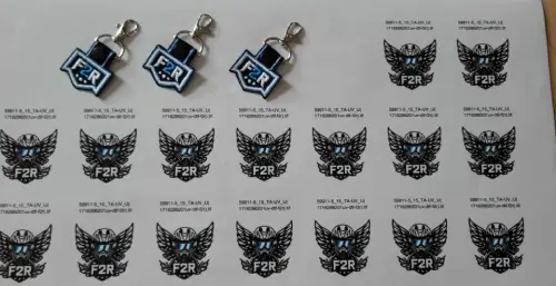 Porte-clés brodés et uvdtf F2R bleu et noir fabriqués au Québec